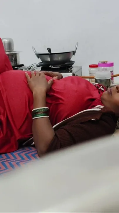 Desi aunty today night sex - The village Bhabhi woke up at midnight today and