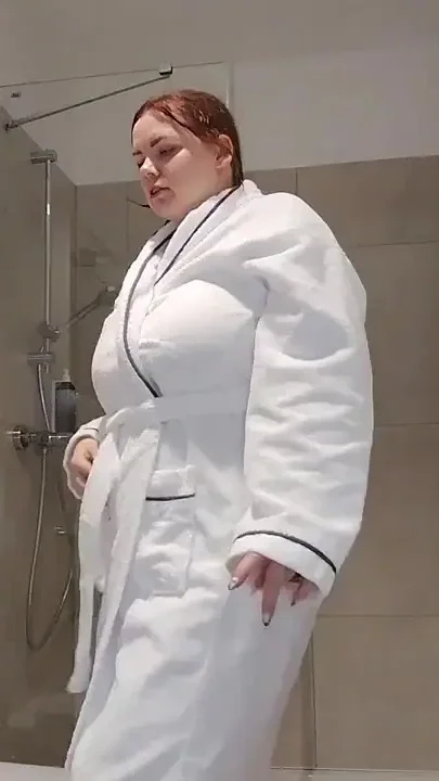 The Stepson Washes His Stepmother in the Shower She Lets Herself Be Sucks Him