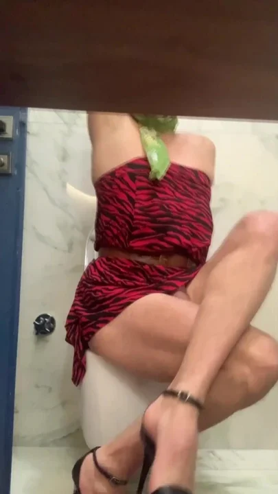 I'm naked in front of a stranger Clip 1