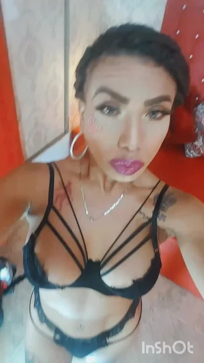 A sexy dance enjoys