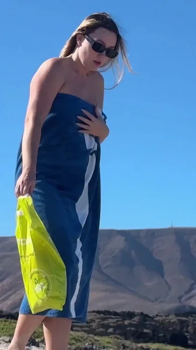 Caught Girl While She Fingering Her Pussy on the Beach