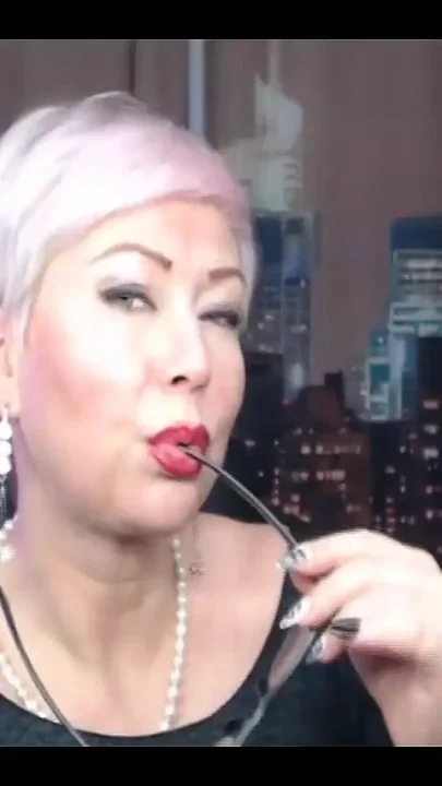 A Mature Bitch Sucks a Dick Cums From Cunnilingus and a Fist in Her Pussy
