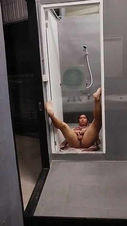 FN120 The bathroom door of happiness Clip 1