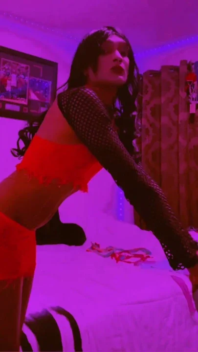 HOT FEM BOY WANTS YOU AT THE CLUB