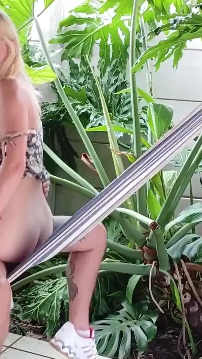 Hawaii en outdoor sex wiyh petite blonde surfer girl Clip 1