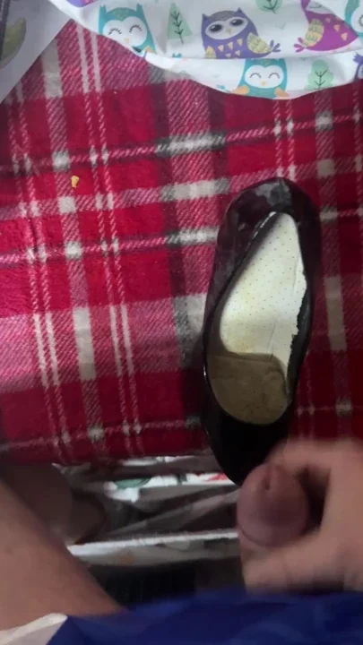 Cumming on black heels