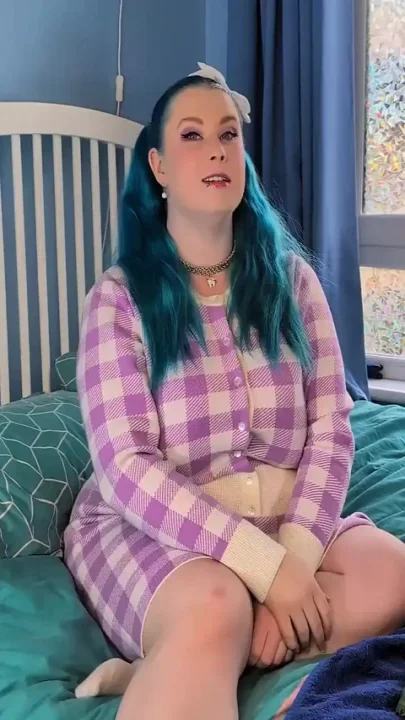Horny Girlfriend Plays with Herself - Solo Girl