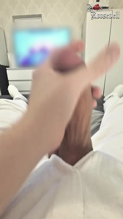 Chilled-out Wank in White Thermals While Watching Porn