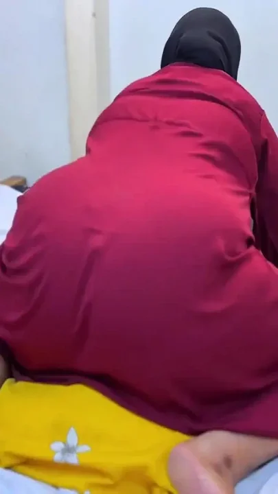 Arab Stepmom Humping My Pillow on Bed Until She I Cum