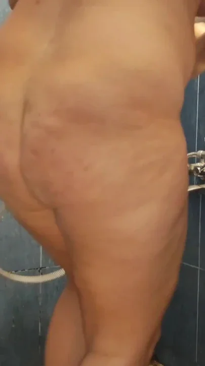 Showershaving and pissing