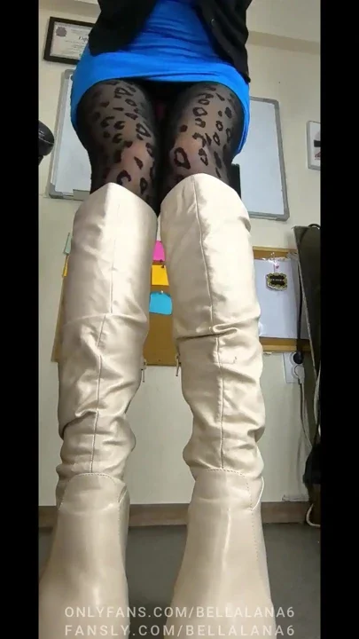 Teacher is squirting during exam all over her leather boots