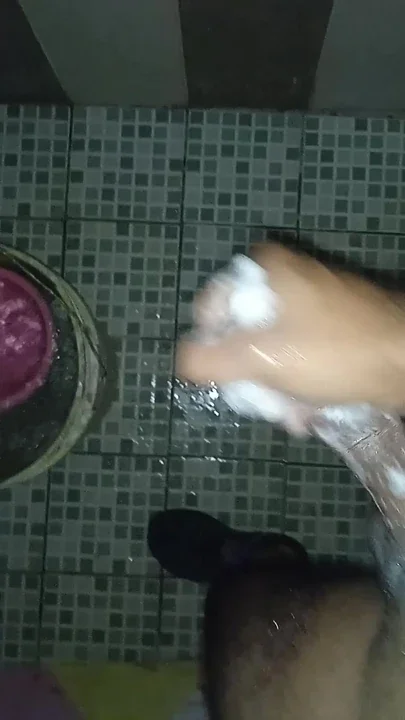 Scooping milk through the hole for the bride What do you imagine in the bathroom