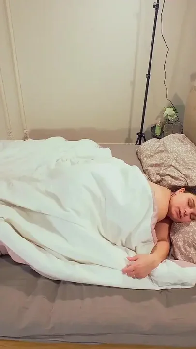 Hot Amateur Wife Waking up and Masturbating Before She Gets Out of Bed