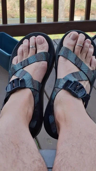 Cum on my feet while I wear my sandals and toe rings