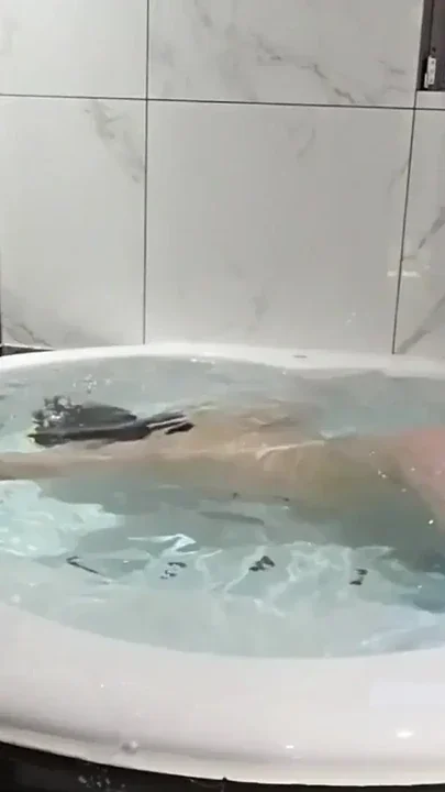 Japanese MILF Underwater Masturbation Clip 2