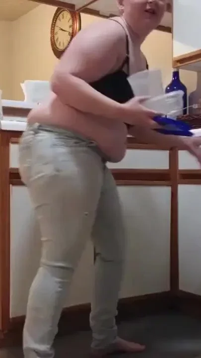Buttcrack reveal unloading dishwasher