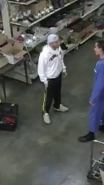 A straight worker fucks a gay in a common garage