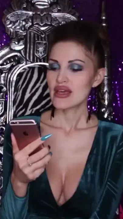 Sexy MILF lady talks sexy in Italian