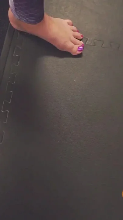 Semaj Media Thick MILF Heidi Nite Likes Showing off Her Feet While She's at the Gym