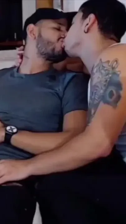 Two seyx friens Latino fucking bareback and cremapied