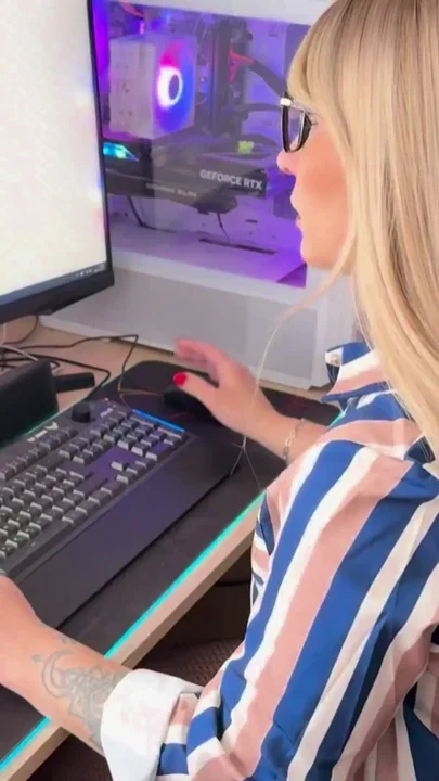 The Secretary Takes a Break in the Office and Starts Masturbating