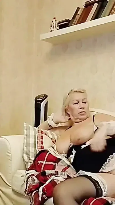 Stepmom watches TV and I jerk off to her Clip 2