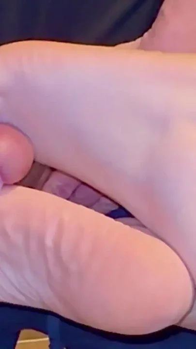 Long amateur foot-focused session Clip 2