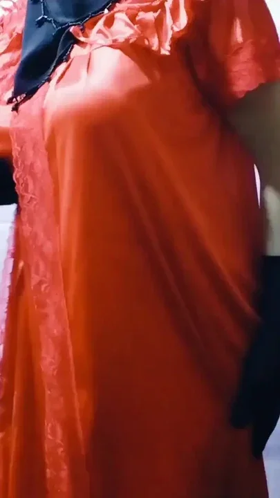 Beautiful Indian woman in nightie masturbating and talking Clip 1