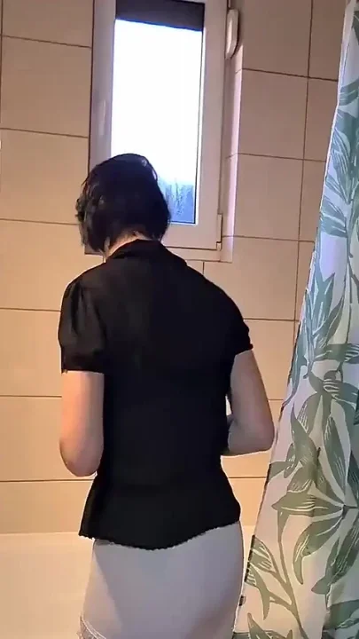 Hairy muff pissing and squirting