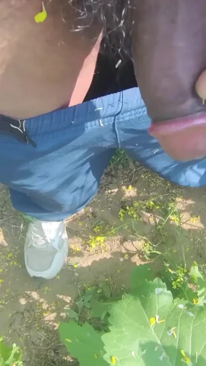 Khet mein kaatne ke liye aaya apni bhabhi ko nanga dekhte hue Clip 3