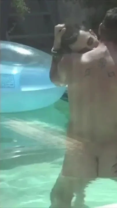 Romain fucked bareback by Dimitri in exhib