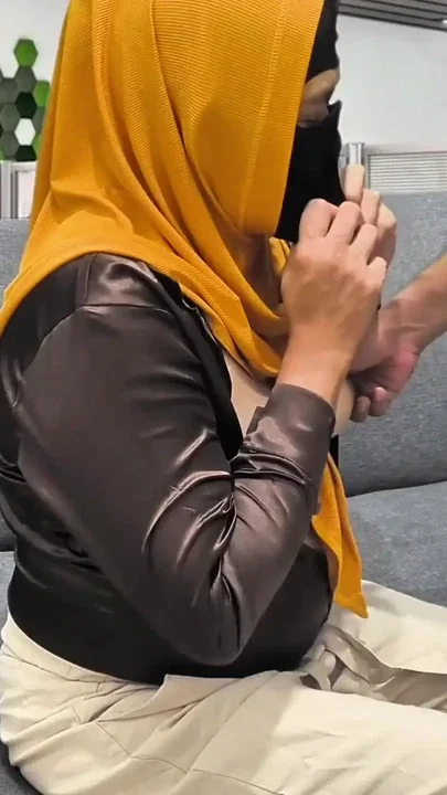 Gadis berhijab berhubungan seks dengan bos untuk dipromosikan di seks kantor Clip 1