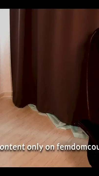Busty Mistress Made a Slave Licking the Feet and Wash the Feet Feet-worship