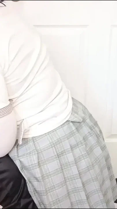 SCHOOLGIRL SLUT LEARN TO GIVE RICH BLOWJOBS AS A PORN ACTRESS Clip 1