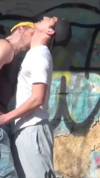 Young asait twinkf ucked by Enzo in exhib outdoor place