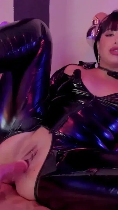 Mechanical Pleasure AlexaMiss in Latex Rides a Fuck Machine to Climax – Watch