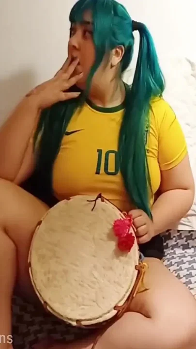 Brazilian Miku Gets Stuck on the Stairs and Kaito Gives Her More Than a Hand