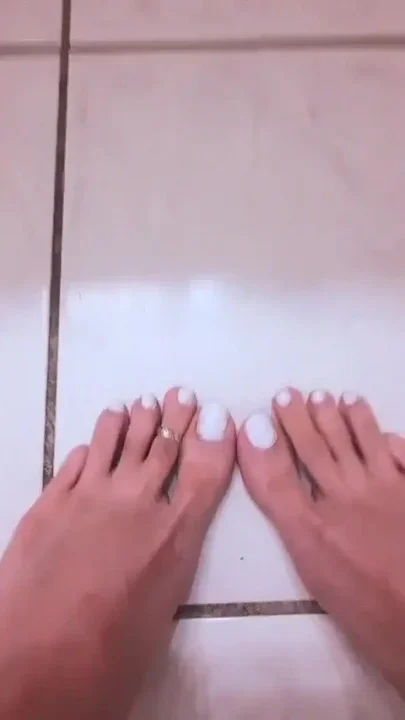 Shemale Zoey Shoots Load on Her Pretty White Toes Before Shower