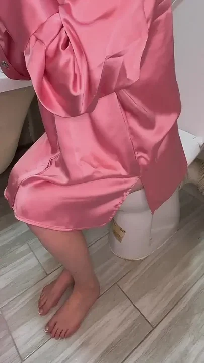 Smoking Goddess' Loud Toilet Farts