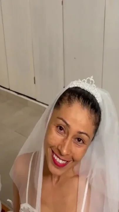 The bride wants you to cum on her face