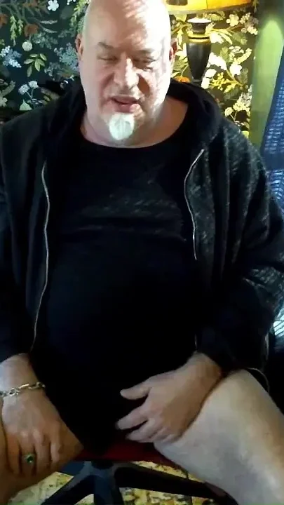 Beardaddychub Cums on Webcam