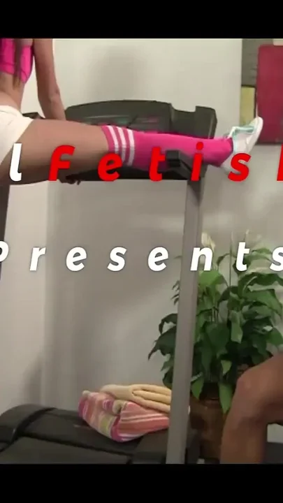 Carmen Callaway Does the Splits and Gets a Load at the Gym