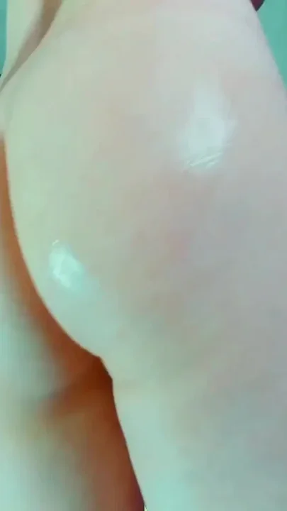 Look at my shiny oiled ass