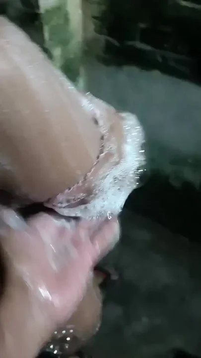 Sexy Desi girl in bathroom Clip 1