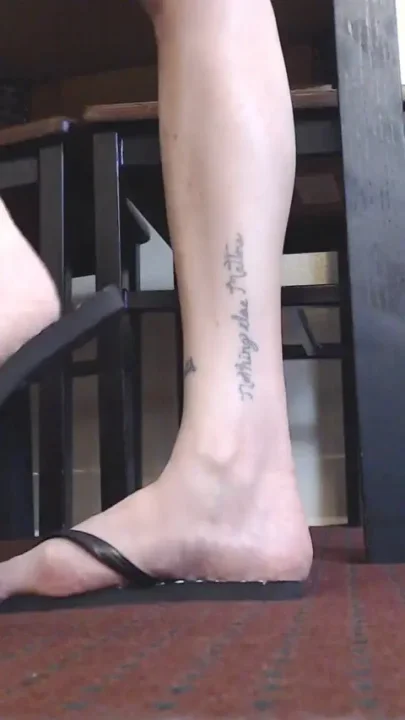 Wrinkled soles in flip flops