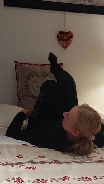 Selena's bed pleasure in tights