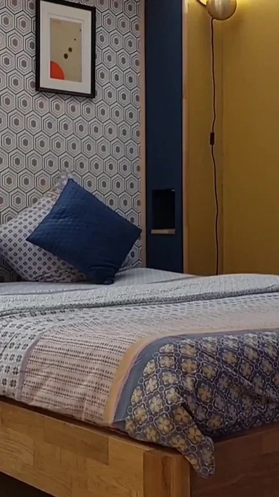 Selena's sexy bed games in heels