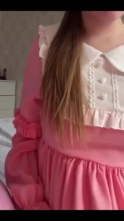 Cute Babe Fingering Pink Pussy
