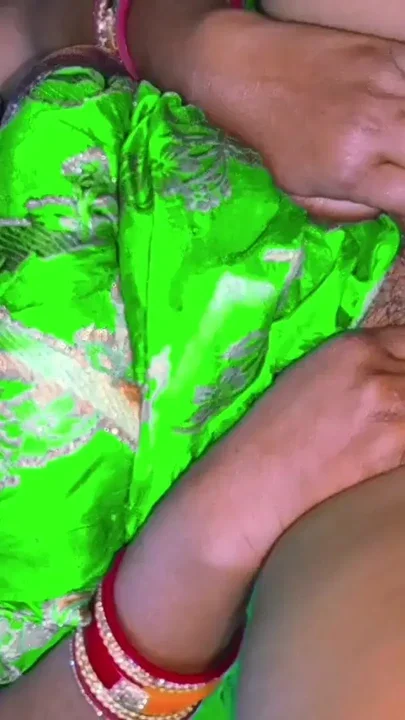Green Saree wali bhabhi apne devar ka lund hila ke mast chudai karwaliindian