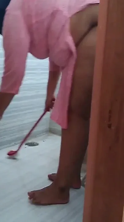 The Owner Fucked the Saudi Maid While She Was Cleaning the Bathroom Naked - and